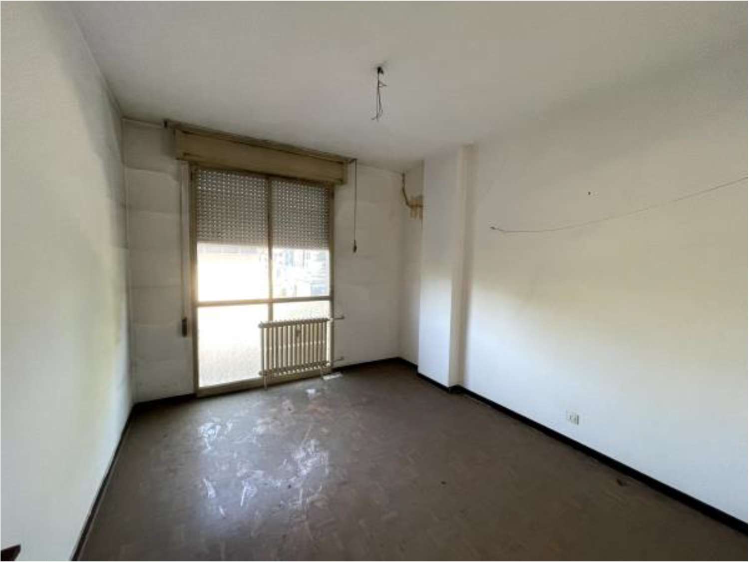 Appartamento al piano 1° con soffitta al piano 9° sottotetto. ingresso, soggiorno ampio e cucina separati, due bagni ciechi, tre camere ed un ripostiglio+Posto auto coperto in autorimessa interrata condominiale con certificato antincendio. Id. cat.- [N.C.E.U.] U. Res. cat. A/2 foglio 85 part. 479 sub 40 - U. sec. cat. C/6 foglio 85 part. 479 sub 109. Sup. mq cat. appartamento 133,00, mq cat. posto auto coperto 13,00. Libero. AVVISO. Poiché alcuni immobili del supercondominio Complesso Palestro sono stati interessati da un problema di sfondellamento solai, i potenziali acquirenti sono edotti del rischio che il problema possa riguardare anche il presente lotto e accettano di eseguire a proprio carico dopo l’acquisto eventuali interventi manutentivi, con pieno esonero di INPS. Piena Proprietà