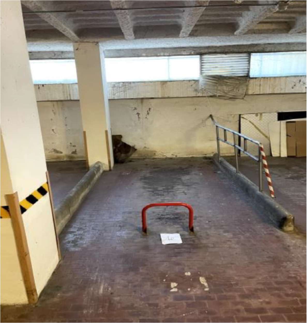 Appartamento al piano 1° con soffitta al piano 9° sottotetto. ingresso, soggiorno ampio e cucina separati, due bagni ciechi, tre camere ed un ripostiglio+Posto auto coperto in autorimessa interrata condominiale con certificato antincendio. Id. cat.- [N.C.E.U.] U. Res. cat. A/2 foglio 85 part. 479 sub 40 - U. sec. cat. C/6 foglio 85 part. 479 sub 109. Sup. mq cat. appartamento 133,00, mq cat. posto auto coperto 13,00. Libero. AVVISO. Poiché alcuni immobili del supercondominio Complesso Palestro sono stati interessati da un problema di sfondellamento solai, i potenziali acquirenti sono edotti del rischio che il problema possa riguardare anche il presente lotto e accettano di eseguire a proprio carico dopo l’acquisto eventuali interventi manutentivi, con pieno esonero di INPS. Piena Proprietà