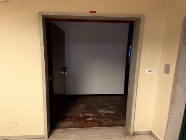 Appartamento al piano 5° con soffitta al piano 9° sottotetto. ingresso, soggiorno ampio e cucina separati, due bagni ciechi, tre camere ed un ripostiglio+Posto auto coperto in autorimessa interrata condominiale con certificato antincendio. Id. cat.- [N.C.E.U.] U. Res. cat. A/2 foglio 85 part. 479 (ex 1308) sub 55 - U. sec. cat. C/6 foglio 85 part. 479 (ex 1308) sub 87. Sup. mq cat. appartamento 125,00, mq cat. posto auto coperto 11,00. Libero. AVVISO. Poiché alcuni immobili del supercondominio sono stati interessati da un problema di sfondellamento solai, i potenziali acquirenti sono edotti del rischio che il problema possa riguardare anche il presente lotto e accettano di eseguire a proprio carico dopo l’acquisto eventuali interventi manutentivi, con pieno esonero di INPS. Piena Proprietà