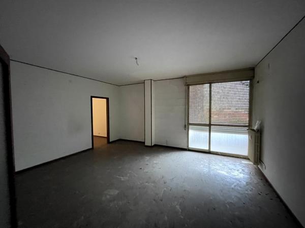 Appartamento al piano 5° con soffitta al piano 9° sottotetto. ingresso, soggiorno ampio e cucina separati, due bagni ciechi, tre camere ed un ripostiglio+Posto auto coperto in autorimessa interrata condominiale con certificato antincendio. Id. cat.- [N.C.E.U.] U. Res. cat. A/2 foglio 85 part. 479 (ex 1308) sub 55 - U. sec. cat. C/6 foglio 85 part. 479 (ex 1308) sub 87. Sup. mq cat. appartamento 125,00, mq cat. posto auto coperto 11,00. Libero. AVVISO. Poiché alcuni immobili del supercondominio sono stati interessati da un problema di sfondellamento solai, i potenziali acquirenti sono edotti del rischio che il problema possa riguardare anche il presente lotto e accettano di eseguire a proprio carico dopo l’acquisto eventuali interventi manutentivi, con pieno esonero di INPS. Piena Proprietà