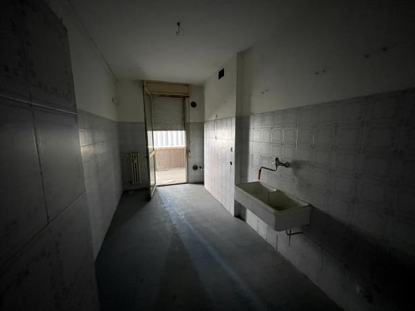 Appartamento al piano 5° con soffitta al piano 9° sottotetto. ingresso, soggiorno ampio e cucina separati, due bagni ciechi, tre camere ed un ripostiglio+Posto auto coperto in autorimessa interrata condominiale con certificato antincendio. Id. cat.- [N.C.E.U.] U. Res. cat. A/2 foglio 85 part. 479 (ex 1308) sub 55 - U. sec. cat. C/6 foglio 85 part. 479 (ex 1308) sub 87. Sup. mq cat. appartamento 125,00, mq cat. posto auto coperto 11,00. Libero. AVVISO. Poiché alcuni immobili del supercondominio sono stati interessati da un problema di sfondellamento solai, i potenziali acquirenti sono edotti del rischio che il problema possa riguardare anche il presente lotto e accettano di eseguire a proprio carico dopo l’acquisto eventuali interventi manutentivi, con pieno esonero di INPS. Piena Proprietà