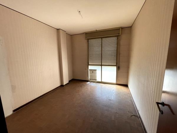Appartamento al piano 5° con soffitta al piano 9° sottotetto. ingresso, soggiorno ampio e cucina separati, due bagni ciechi, tre camere ed un ripostiglio+Posto auto coperto in autorimessa interrata condominiale con certificato antincendio. Id. cat.- [N.C.E.U.] U. Res. cat. A/2 foglio 85 part. 479 (ex 1308) sub 55 - U. sec. cat. C/6 foglio 85 part. 479 (ex 1308) sub 87. Sup. mq cat. appartamento 125,00, mq cat. posto auto coperto 11,00. Libero. AVVISO. Poiché alcuni immobili del supercondominio sono stati interessati da un problema di sfondellamento solai, i potenziali acquirenti sono edotti del rischio che il problema possa riguardare anche il presente lotto e accettano di eseguire a proprio carico dopo l’acquisto eventuali interventi manutentivi, con pieno esonero di INPS. Piena Proprietà