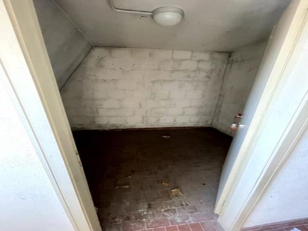 Appartamento al piano 5° con soffitta al piano 9° sottotetto. ingresso, soggiorno ampio e cucina separati, due bagni ciechi, tre camere ed un ripostiglio+Posto auto coperto in autorimessa interrata condominiale con certificato antincendio. Id. cat.- [N.C.E.U.] U. Res. cat. A/2 foglio 85 part. 479 (ex 1308) sub 55 - U. sec. cat. C/6 foglio 85 part. 479 (ex 1308) sub 87. Sup. mq cat. appartamento 125,00, mq cat. posto auto coperto 11,00. Libero. AVVISO. Poiché alcuni immobili del supercondominio sono stati interessati da un problema di sfondellamento solai, i potenziali acquirenti sono edotti del rischio che il problema possa riguardare anche il presente lotto e accettano di eseguire a proprio carico dopo l’acquisto eventuali interventi manutentivi, con pieno esonero di INPS. Piena Proprietà
