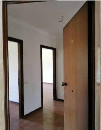 Appartamento al piano 1° costituito da cucina, soggiorno/pranzo, ingresso, disimpegno, tre camere, un bagno, un ripostiglio e una terrazza + Box auto in autorimessa interrata condominiale. Identificativi Catastali - [N.C.E.U.] Unità Residenziale cat. A/2 foglio A/6 part. 1272 sub 45 - Unità Secondaria cat. C/6 foglio A/6 part. 1272 sub 134. Sup. mq catastali appartamento 113,00, mq catastali box auto 16,00. Libero. Piena Proprietà