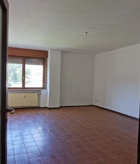 Appartamento al piano 1° costituito da cucina, soggiorno/pranzo, ingresso, disimpegno, tre camere, un bagno, un ripostiglio e una terrazza + Box auto in autorimessa interrata condominiale. Identificativi Catastali - [N.C.E.U.] Unità Residenziale cat. A/2 foglio A/6 part. 1272 sub 45 - Unità Secondaria cat. C/6 foglio A/6 part. 1272 sub 134. Sup. mq catastali appartamento 113,00, mq catastali box auto 16,00. Libero. Piena Proprietà