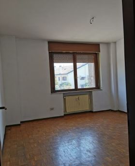 Appartamento al piano 1° costituito da cucina, soggiorno/pranzo, ingresso, disimpegno, tre camere, un bagno, un ripostiglio e una terrazza + Box auto in autorimessa interrata condominiale. Identificativi Catastali - [N.C.E.U.] Unità Residenziale cat. A/2 foglio A/6 part. 1272 sub 45 - Unità Secondaria cat. C/6 foglio A/6 part. 1272 sub 134. Sup. mq catastali appartamento 113,00, mq catastali box auto 16,00. Libero. Piena Proprietà