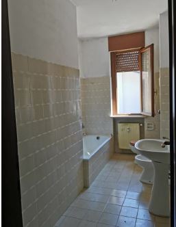 Appartamento al piano 1° costituito da cucina, soggiorno/pranzo, ingresso, disimpegno, tre camere, un bagno, un ripostiglio e una terrazza + Box auto in autorimessa interrata condominiale. Identificativi Catastali - [N.C.E.U.] Unità Residenziale cat. A/2 foglio A/6 part. 1272 sub 45 - Unità Secondaria cat. C/6 foglio A/6 part. 1272 sub 134. Sup. mq catastali appartamento 113,00, mq catastali box auto 16,00. Libero. Piena Proprietà