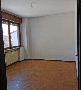 Appartamento al piano 1° costituito da cucina, soggiorno/pranzo, ingresso, disimpegno, tre camere, un bagno, un ripostiglio e una terrazza + Box auto in autorimessa interrata condominiale. Identificativi Catastali - [N.C.E.U.] Unità Residenziale cat. A/2 foglio A/6 part. 1272 sub 45 - Unità Secondaria cat. C/6 foglio A/6 part. 1272 sub 134. Sup. mq catastali appartamento 113,00, mq catastali box auto 16,00. Libero. Piena Proprietà