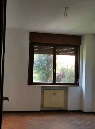 Appartamento al piano 1° costituito da cucina, soggiorno/pranzo, ingresso, disimpegno, tre camere, un bagno, un ripostiglio e una terrazza + Box auto in autorimessa interrata condominiale. Identificativi Catastali - [N.C.E.U.] Unità Residenziale cat. A/2 foglio A/6 part. 1272 sub 45 - Unità Secondaria cat. C/6 foglio A/6 part. 1272 sub 134. Sup. mq catastali appartamento 113,00, mq catastali box auto 16,00. Libero. Piena Proprietà