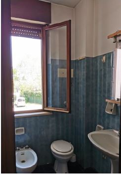 Appartamento al piano 1° costituito da cucina, soggiorno/pranzo, ingresso, disimpegno, tre camere, un bagno, un ripostiglio e una terrazza + Box auto in autorimessa interrata condominiale. Identificativi Catastali - [N.C.E.U.] Unità Residenziale cat. A/2 foglio A/6 part. 1272 sub 45 - Unità Secondaria cat. C/6 foglio A/6 part. 1272 sub 134. Sup. mq catastali appartamento 113,00, mq catastali box auto 16,00. Libero. Piena Proprietà