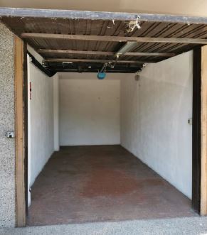 Appartamento al piano 1° costituito da cucina, soggiorno/pranzo, ingresso, disimpegno, tre camere, un bagno, un ripostiglio e una terrazza + Box auto in autorimessa interrata condominiale. Identificativi Catastali - [N.C.E.U.] Unità Residenziale cat. A/2 foglio A/6 part. 1272 sub 45 - Unità Secondaria cat. C/6 foglio A/6 part. 1272 sub 134. Sup. mq catastali appartamento 113,00, mq catastali box auto 16,00. Libero. Piena Proprietà