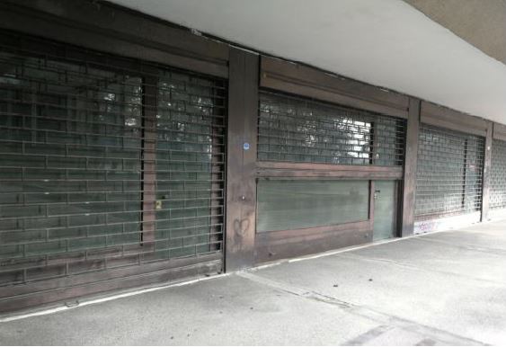 Immobile, con altezza di 3,10 m, composto da un locale adibito a negozio, un wc, un ripostiglio ed una scala che porta al piano interrato. L'accesso al piano interrato è stato murato. Stato manutentivo normale. Identificativi Catastali - [N.C.E.U.] Unità Commerciale cat. C/1 foglio A/6 part. 1271 sub 191. Sup. mq catastali negozio 294,00, Libero. Piena Proprietà