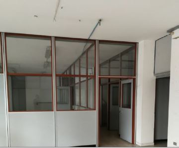 Immobile, con altezza di 3,10 m, composto da un locale adibito a negozio, un wc, un ripostiglio ed una scala che porta al piano interrato. L'accesso al piano interrato è stato murato. Stato manutentivo normale. Identificativi Catastali - [N.C.E.U.] Unità Commerciale cat. C/1 foglio A/6 part. 1271 sub 191. Sup. mq catastali negozio 294,00, Libero. Piena Proprietà