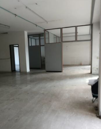 Immobile, con altezza di 3,10 m, composto da un locale adibito a negozio, un wc, un ripostiglio ed una scala che porta al piano interrato. L'accesso al piano interrato è stato murato. Stato manutentivo normale. Identificativi Catastali - [N.C.E.U.] Unità Commerciale cat. C/1 foglio A/6 part. 1271 sub 191. Sup. mq catastali negozio 294,00, Libero. Piena Proprietà