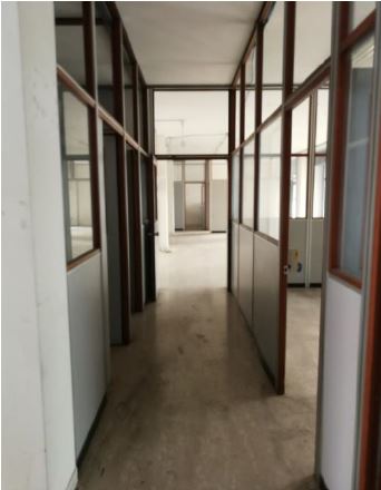 Immobile, con altezza di 3,10 m, composto da un locale adibito a negozio, un wc, un ripostiglio ed una scala che porta al piano interrato. L'accesso al piano interrato è stato murato. Stato manutentivo normale. Identificativi Catastali - [N.C.E.U.] Unità Commerciale cat. C/1 foglio A/6 part. 1271 sub 191. Sup. mq catastali negozio 294,00, Libero. Piena Proprietà