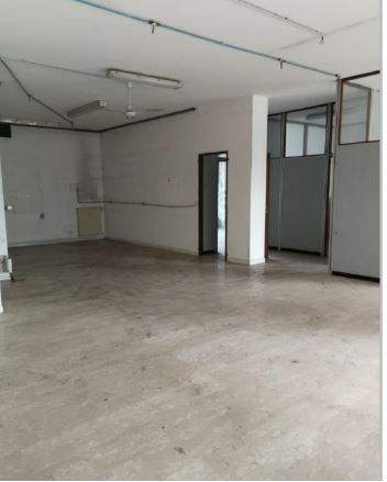 Immobile, con altezza di 3,10 m, composto da un locale adibito a negozio, un wc, un ripostiglio ed una scala che porta al piano interrato. L'accesso al piano interrato è stato murato. Stato manutentivo normale. Identificativi Catastali - [N.C.E.U.] Unità Commerciale cat. C/1 foglio A/6 part. 1271 sub 191. Sup. mq catastali negozio 294,00, Libero. Piena Proprietà