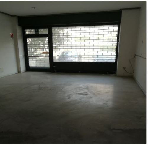 Immobile, con altezza di 3,10 m, composto da un locale adibito a negozio, un wc, un ripostiglio ed una scala che porta al piano interrato. L'accesso al piano interrato è stato murato. Stato manutentivo normale. Identificativi Catastali - [N.C.E.U.] Unità Commerciale cat. C/1 foglio A/6 part. 1271 sub 191. Sup. mq catastali negozio 294,00, Libero. Piena Proprietà