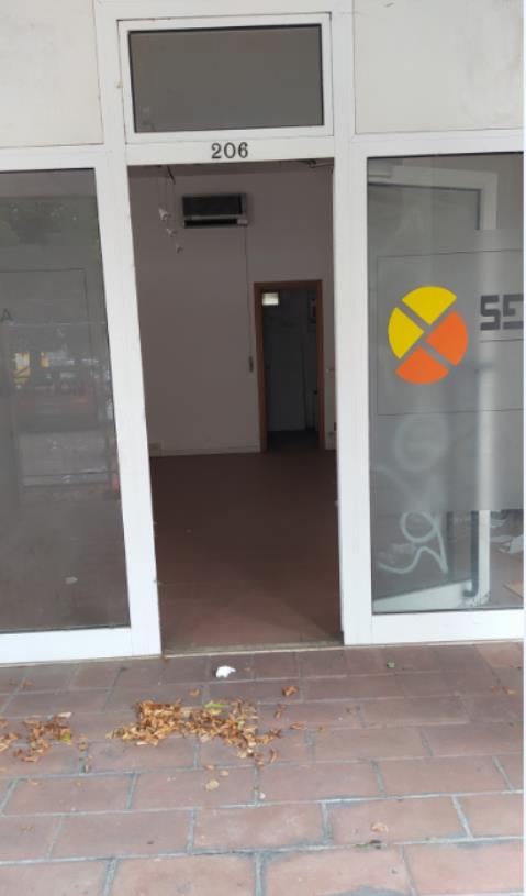 Negozio al piano terra. Identificativi catastali [N.C.E.U.] Unità Commerciale cat. C/1 foglio 48 part. 1196 sub 146. Sup. mq catastali 82. Libero, piena proprietà.