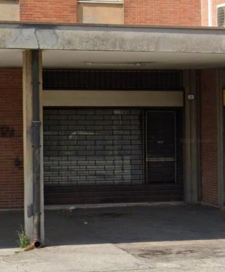 Negozio al piano terra. Identificativi Catastali - [N.C.E.U.] Unità Commerciale cat. C/1 foglio 75 part. 42 sub 3. Sup. mq catastali negozio 65,00. Libero, Piena Proprietà