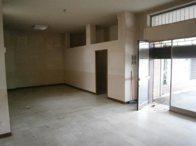 Negozio al piano terra. Identificativi Catastali - [N.C.E.U.] Unità Commerciale cat. C/1 foglio 75 part. 42 sub 3. Sup. mq catastali negozio 65,00. Libero, Piena Proprietà