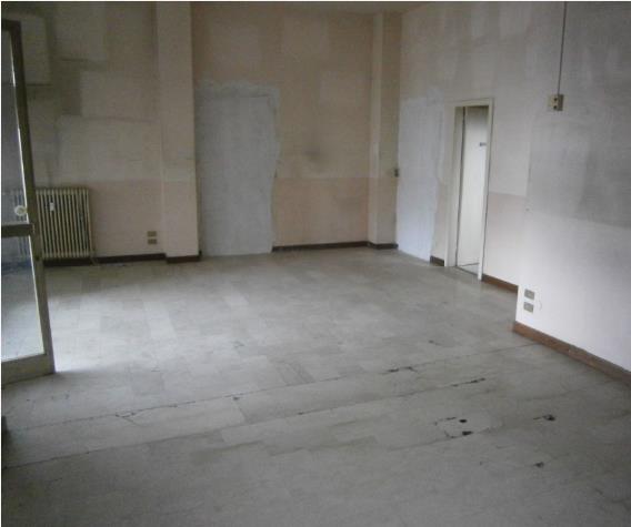 Negozio al piano terra. Identificativi Catastali - [N.C.E.U.] Unità Commerciale cat. C/1 foglio 75 part. 42 sub 3. Sup. mq catastali negozio 65,00. Libero, Piena Proprietà
