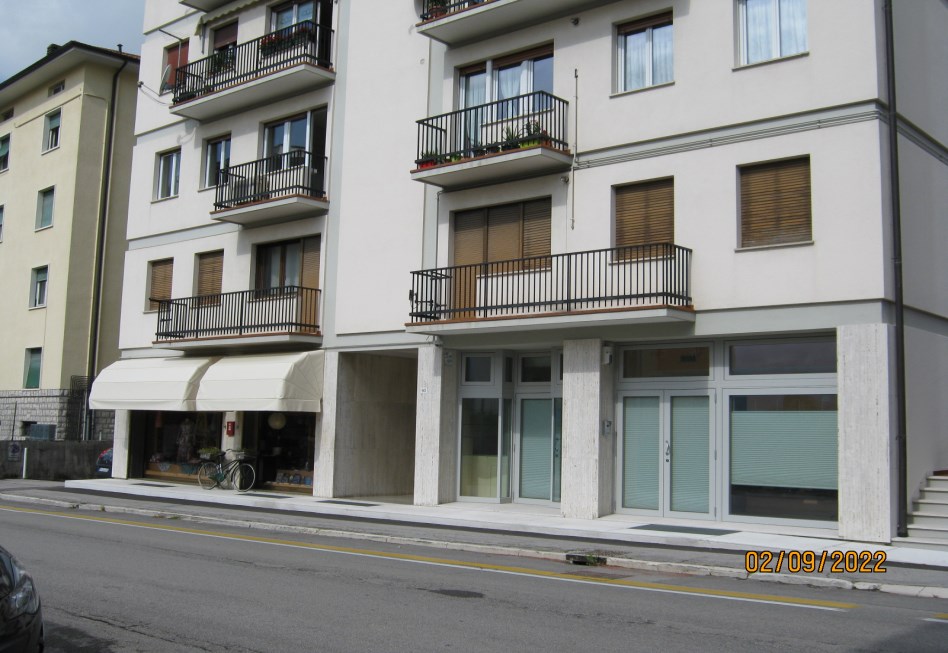 L'ufficio occupa l'intero piano primo della palazzina residenziale. Diversi locali uso ufficio e un ampio ambiente, delimitato lungo il corridoio da una parete vetrata costruita a bancone al fine di delimitare un'area front office. L'ufficio che presenta affacci su quattro lati del fabbricato, dispone di tre balconi di cui due sulla facciata principale lungo via Feltre. Sono presenti due distinti servizi igienici, , nonchè un ampio corridoio di collegamento, che serviva anche da zona d'attesa per l'utenza. All'ufficio si arriva dalla scala principale e dall’ascensore presente nell’androne dello stabile. Anche una piccola cantina al piano seminterrato. Identificativi Catastali [N.C.E.U.] Unità Principale cat. B/4 foglio 84 part. 49 sub 9. SUP. MQ(ARR.)catastali 243. Piena Proprietà. Libero.