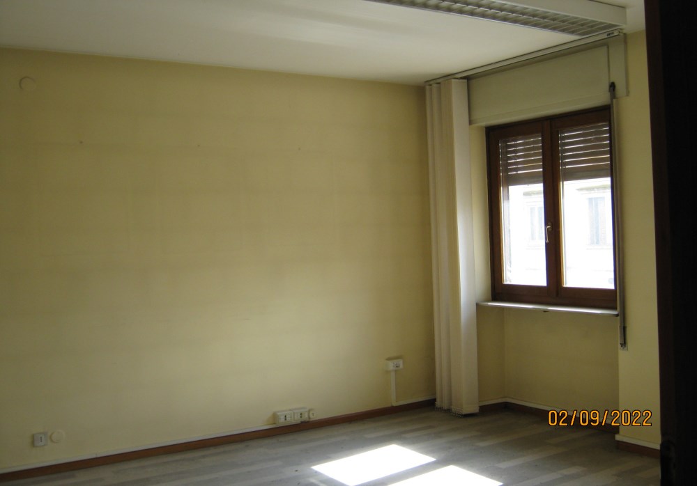 L'ufficio occupa l'intero piano primo della palazzina residenziale. Diversi locali uso ufficio e un ampio ambiente, delimitato lungo il corridoio da una parete vetrata costruita a bancone al fine di delimitare un'area front office. L'ufficio che presenta affacci su quattro lati del fabbricato, dispone di tre balconi di cui due sulla facciata principale lungo via Feltre. Sono presenti due distinti servizi igienici, , nonchè un ampio corridoio di collegamento, che serviva anche da zona d'attesa per l'utenza. All'ufficio si arriva dalla scala principale e dall’ascensore presente nell’androne dello stabile. Anche una piccola cantina al piano seminterrato. Identificativi Catastali [N.C.E.U.] Unità Principale cat. B/4 foglio 84 part. 49 sub 9. SUP. MQ(ARR.)catastali 243. Piena Proprietà. Libero.