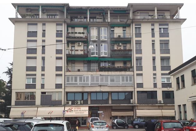 Il bene è costituito da un'unità a destinazione terziaria, ex sede strumentale I.N.P.S. nel comune di Treviso, chiuso da circa 20 anni e posizionato al primo piano dell'edificio, nel lato ovest dello stesso, con tre affacci. La disposizione dell'unità è a "ferro di cavallo" ed è costituita da 14 vani uso ufficio, una reception all'ingresso, un ripostiglio e quattro w.c. ubicati lungo l'unico corridoio che attraversa l'intera unità. Identificativi Catastali [N.C.E.U.]Unità Principale cat. B/4 foglio 1 part. 34 sub 9. SUP. MQ (ARR.) consistenza ragguagliata mq 408. Piena Proprietà. Libero.