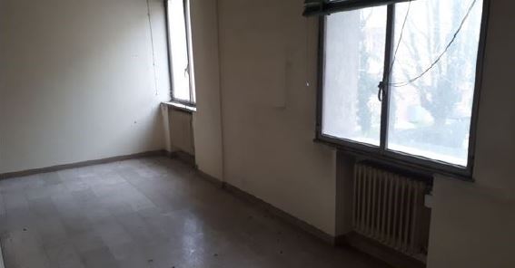 Il bene è costituito da un'unità a destinazione terziaria, ex sede strumentale I.N.P.S. nel comune di Treviso, chiuso da circa 20 anni e posizionato al primo piano dell'edificio, nel lato ovest dello stesso, con tre affacci. La disposizione dell'unità è a "ferro di cavallo" ed è costituita da 14 vani uso ufficio, una reception all'ingresso, un ripostiglio e quattro w.c. ubicati lungo l'unico corridoio che attraversa l'intera unità. Identificativi Catastali [N.C.E.U.]Unità Principale cat. B/4 foglio 1 part. 34 sub 9. SUP. MQ (ARR.) consistenza ragguagliata mq 408. Piena Proprietà. Libero.