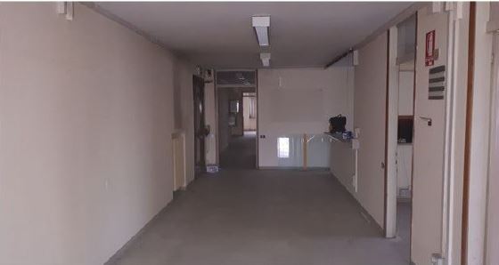 Il bene è costituito da un'unità a destinazione terziaria, ex sede strumentale I.N.P.S. nel comune di Treviso, chiuso da circa 20 anni e posizionato al primo piano dell'edificio, nel lato ovest dello stesso, con tre affacci. La disposizione dell'unità è a "ferro di cavallo" ed è costituita da 14 vani uso ufficio, una reception all'ingresso, un ripostiglio e quattro w.c. ubicati lungo l'unico corridoio che attraversa l'intera unità. Identificativi Catastali [N.C.E.U.]Unità Principale cat. B/4 foglio 1 part. 34 sub 9. SUP. MQ (ARR.) consistenza ragguagliata mq 408. Piena Proprietà. Libero.