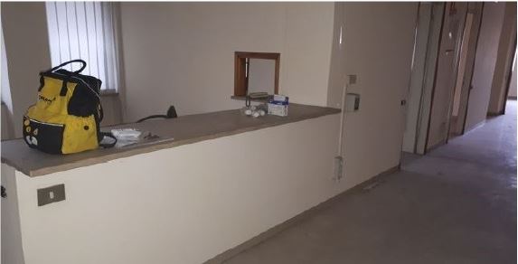 Il bene è costituito da un'unità a destinazione terziaria, ex sede strumentale I.N.P.S. nel comune di Treviso, chiuso da circa 20 anni e posizionato al primo piano dell'edificio, nel lato ovest dello stesso, con tre affacci. La disposizione dell'unità è a "ferro di cavallo" ed è costituita da 14 vani uso ufficio, una reception all'ingresso, un ripostiglio e quattro w.c. ubicati lungo l'unico corridoio che attraversa l'intera unità. Identificativi Catastali [N.C.E.U.]Unità Principale cat. B/4 foglio 1 part. 34 sub 9. SUP. MQ (ARR.) consistenza ragguagliata mq 408. Piena Proprietà. Libero.