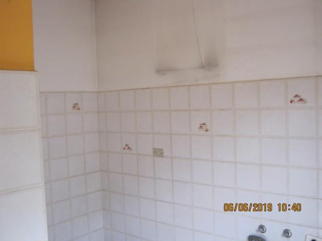 L’unità immobiliare in oggetto è distribuita su due livelli con ingresso indipendente. Il piano terra è composto da un soggiorno, una cucina, un servizio igienico e una scala che conduce al primo piano in cui si trovano tre camere, un servizio igienico e due balconi. Completa la proprietà la presenza di una piccola area scoperta al piano terra. Lo stato manutentivo e conservativo dell'unità è stato valutato normale in relazione alla vetustà. L'unità immobiliare è utilizzata come abitazione.Area scoperta e cantina. Sup. 115 m²