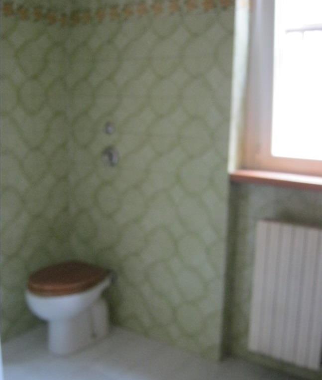L’unità immobiliare in oggetto è distribuita su due livelli con ingresso indipendente. Il piano terra è composto da un soggiorno, una cucina, un servizio igienico e una scala che conduce al primo piano in cui si trovano tre camere, un servizio igienico e due balconi. Completa la proprietà la presenza di una piccola area scoperta al piano terra. Lo stato manutentivo e conservativo dell'unità è stato valutato normale in relazione alla vetustà. L'unità immobiliare è utilizzata come abitazione.Area scoperta e cantina. Sup. 115 m²