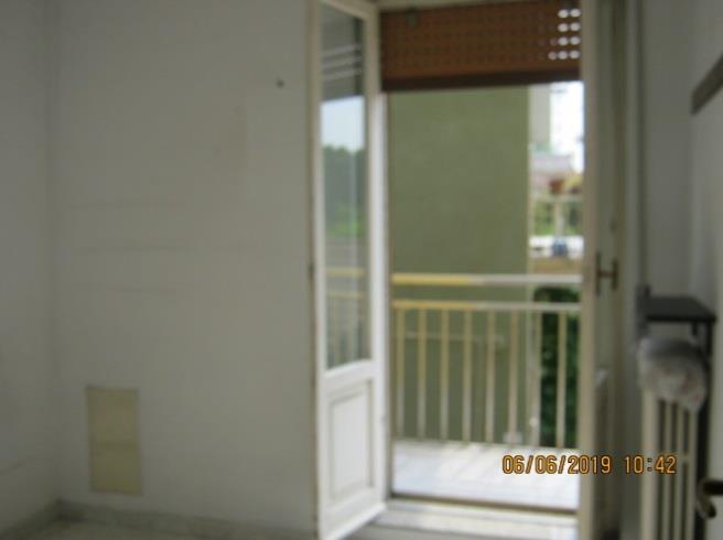 L’unità immobiliare in oggetto è distribuita su due livelli con ingresso indipendente. Il piano terra è composto da un soggiorno, una cucina, un servizio igienico e una scala che conduce al primo piano in cui si trovano tre camere, un servizio igienico e due balconi. Completa la proprietà la presenza di una piccola area scoperta al piano terra. Lo stato manutentivo e conservativo dell'unità è stato valutato normale in relazione alla vetustà. L'unità immobiliare è utilizzata come abitazione.Area scoperta e cantina. Sup. 115 m²