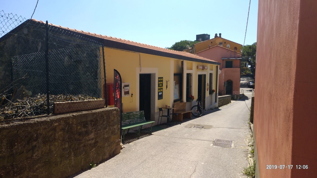 Il fabbricato, di forma planimetrica rettangolare, è disposto su unico piano fuori terra, avente ampio fronte sulla strada carrabile; è composto da un ampio locale disposto su due livelli sfalsati di circa m 0,70, dotato di servizio igienico, già destinato ad attività commerciale, avente superficie complessiva, rilevata al lordo delle murature, di circa mq 97 ed altezze interne di m 3,30 e m 2,60. E’ pertinenziale al fabbricato tratto di corte della superficie di circa mq 17, in gran parte occupata dalla sede stradale della Via della Chiesa ed in piccola parte sterrata. Corte m² 17. Sup. 84 m²