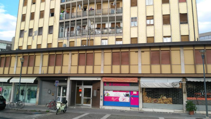 Ufficio posto al secondo piano con cantina piano S1. Identificativi Catastali [N.C.E.U.] Unità Principale cat. B/4 foglio 48 part. 525 sub 37. Mq catastali 521. Libero. Piena Proprietà.