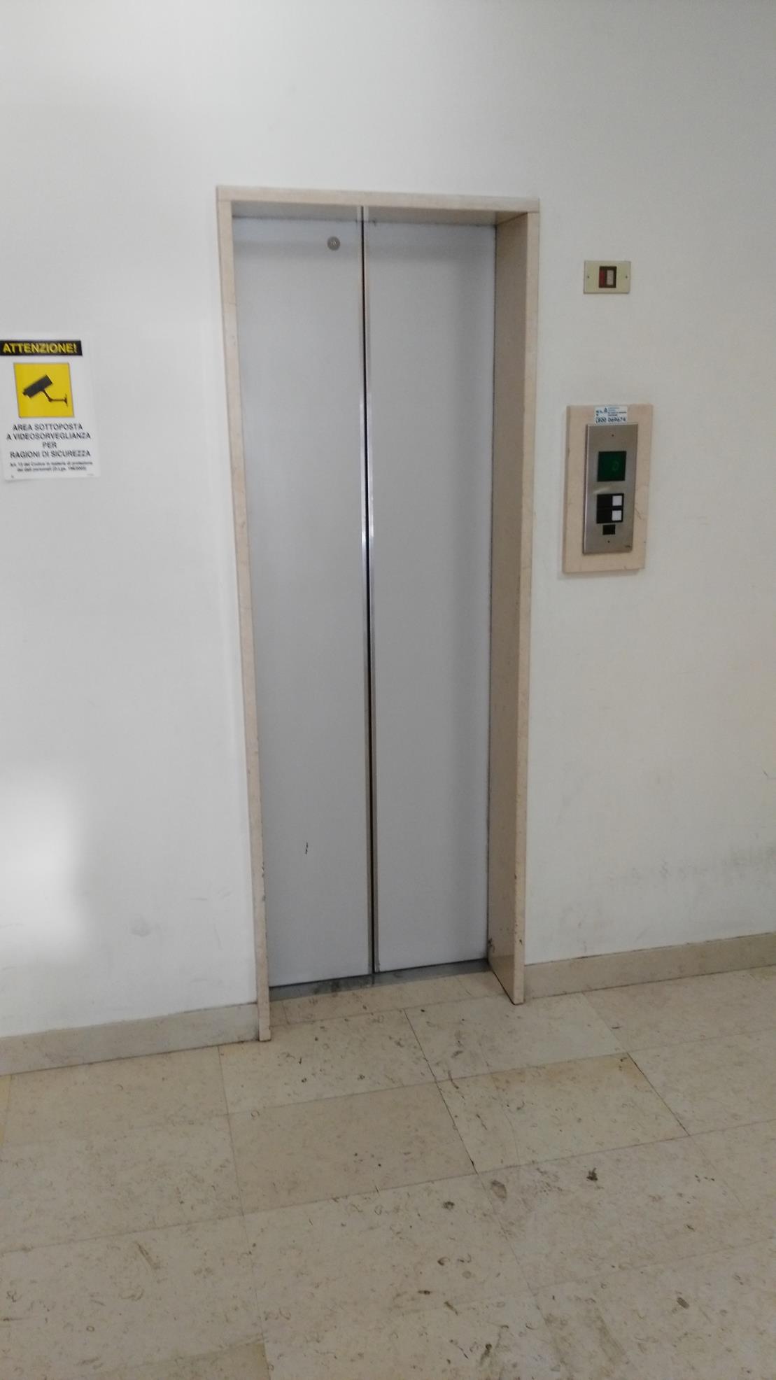 Ufficio posto al secondo piano con cantina piano S1. Identificativi Catastali [N.C.E.U.] Unità Principale cat. B/4 foglio 48 part. 525 sub 37. Mq catastali 521. Libero. Piena Proprietà.