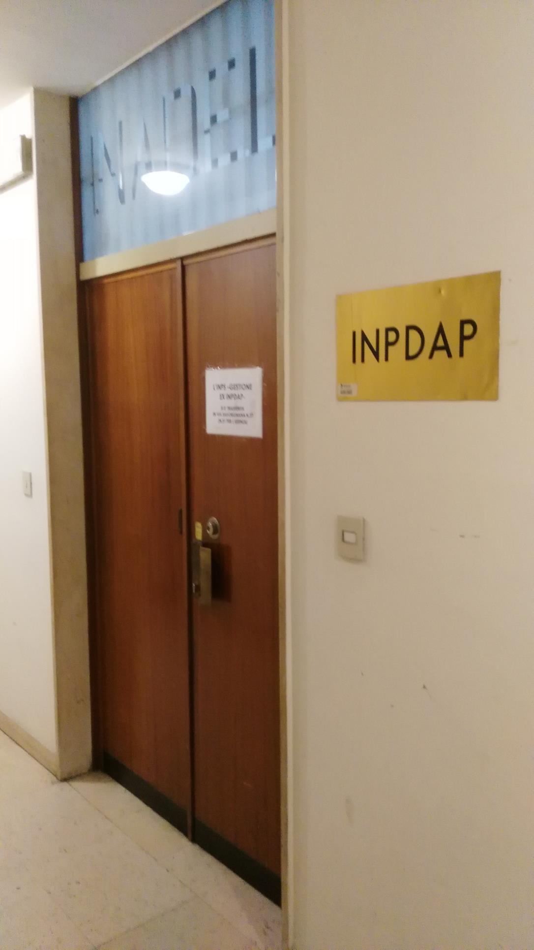 Ufficio posto al secondo piano con cantina piano S1. Identificativi Catastali [N.C.E.U.] Unità Principale cat. B/4 foglio 48 part. 525 sub 37. Mq catastali 521. Libero. Piena Proprietà.