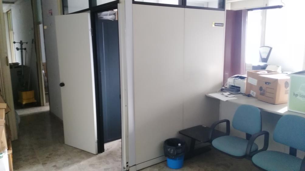 Ufficio posto al secondo piano con cantina piano S1. Identificativi Catastali [N.C.E.U.] Unità Principale cat. B/4 foglio 48 part. 525 sub 37. Mq catastali 521. Libero. Piena Proprietà.