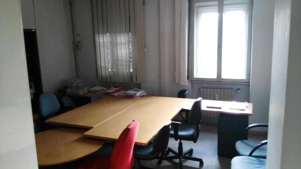 Ufficio posto al secondo piano con cantina piano S1. Identificativi Catastali [N.C.E.U.] Unità Principale cat. B/4 foglio 48 part. 525 sub 37. Mq catastali 521. Libero. Piena Proprietà.