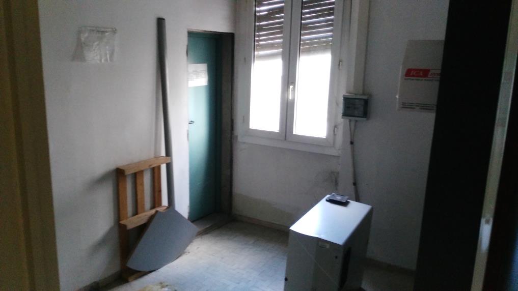 Ufficio posto al secondo piano con cantina piano S1. Identificativi Catastali [N.C.E.U.] Unità Principale cat. B/4 foglio 48 part. 525 sub 37. Mq catastali 521. Libero. Piena Proprietà.