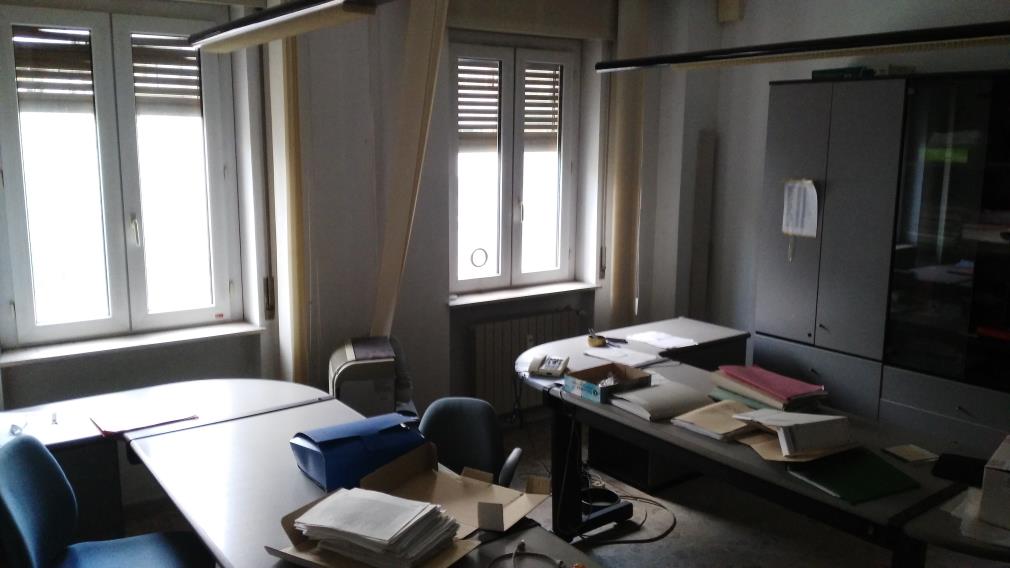 Ufficio posto al secondo piano con cantina piano S1. Identificativi Catastali [N.C.E.U.] Unità Principale cat. B/4 foglio 48 part. 525 sub 37. Mq catastali 521. Libero. Piena Proprietà.