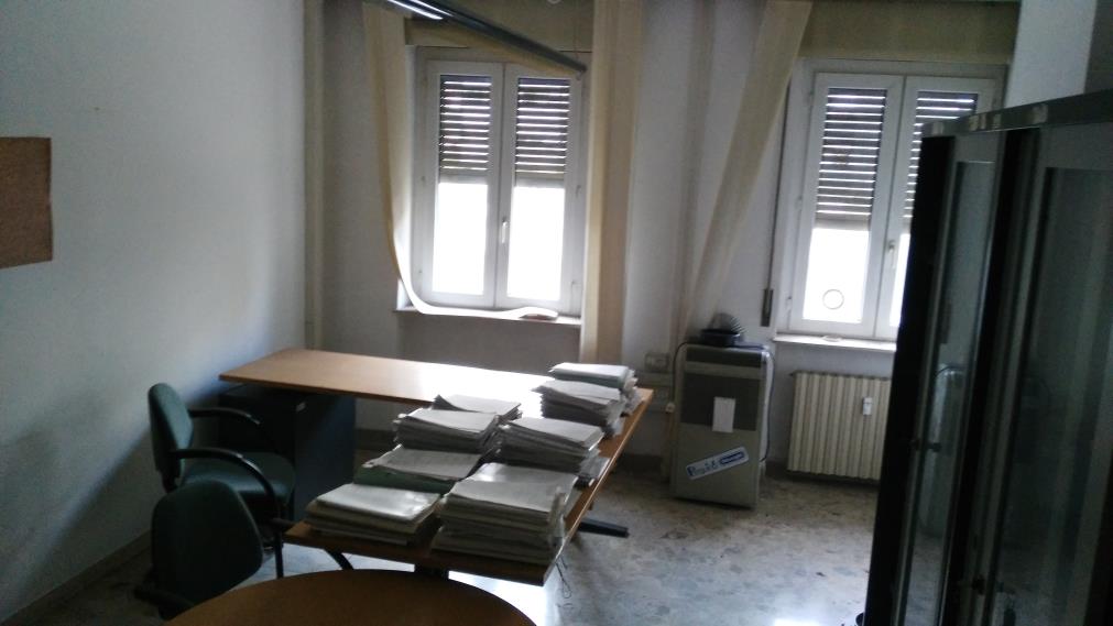 Ufficio posto al secondo piano con cantina piano S1. Identificativi Catastali [N.C.E.U.] Unità Principale cat. B/4 foglio 48 part. 525 sub 37. Mq catastali 521. Libero. Piena Proprietà.
