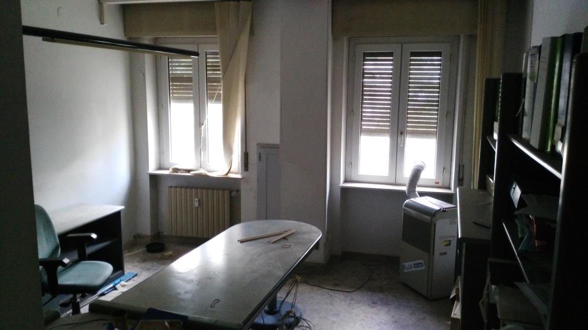 Ufficio posto al secondo piano con cantina piano S1. Identificativi Catastali [N.C.E.U.] Unità Principale cat. B/4 foglio 48 part. 525 sub 37. Mq catastali 521. Libero. Piena Proprietà.
