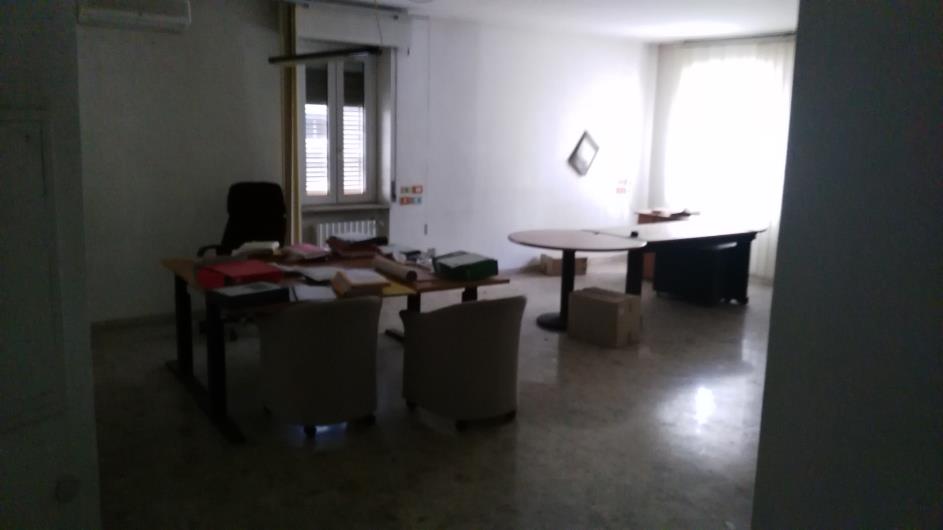 Ufficio posto al secondo piano con cantina piano S1. Identificativi Catastali [N.C.E.U.] Unità Principale cat. B/4 foglio 48 part. 525 sub 37. Mq catastali 521. Libero. Piena Proprietà.