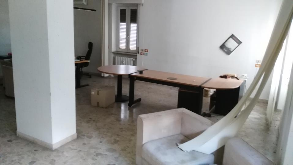 Ufficio posto al secondo piano con cantina piano S1. Identificativi Catastali [N.C.E.U.] Unità Principale cat. B/4 foglio 48 part. 525 sub 37. Mq catastali 521. Libero. Piena Proprietà.