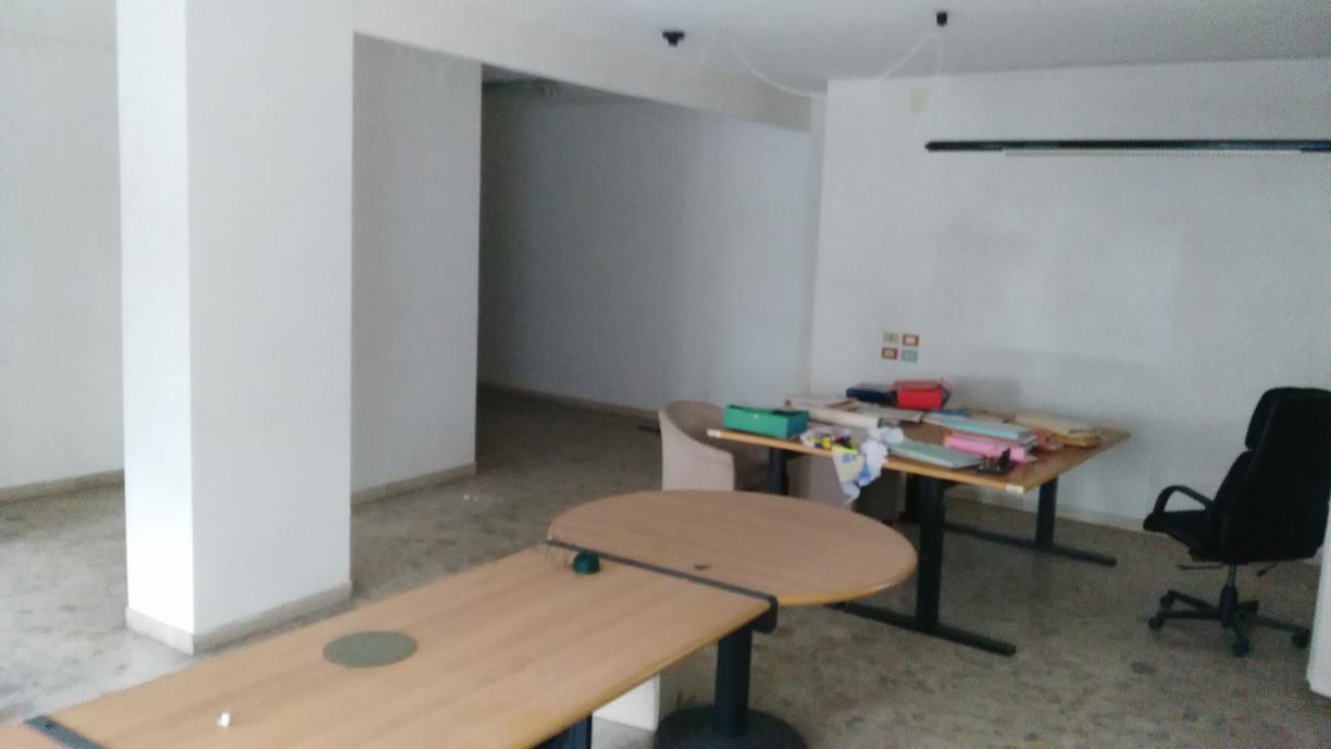 Ufficio posto al secondo piano con cantina piano S1. Identificativi Catastali [N.C.E.U.] Unità Principale cat. B/4 foglio 48 part. 525 sub 37. Mq catastali 521. Libero. Piena Proprietà.