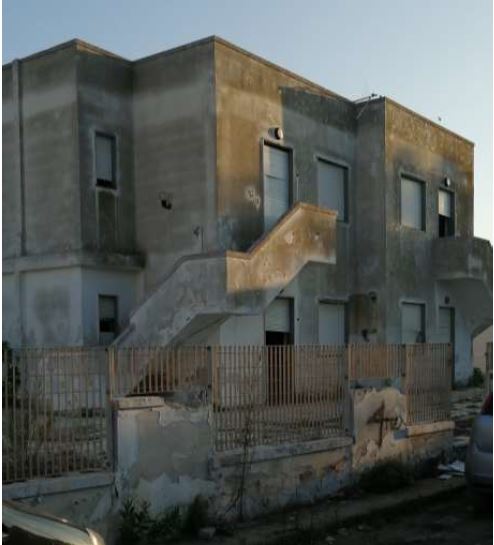 Complesso immobiliare, denominato “Residence Girasole”, sito in Marina di Pulsano contrada Montedarena, al viale del Mandorlo, all’interno di un lotto di 2.076 mq catastali sul quale insistono tre diversi corpi di fabbrica (A, B e C), di cui gli edifici “A” e “B” si sviluppano soltanto su due livelli (piano terra e primo), mentre l’edificio “C” ha anche un piano seminterrato e un interrato. Nell’area di pertinenza, piccoli spazi destinati a deposito, vani tecnici e dotazioni impiantistiche.