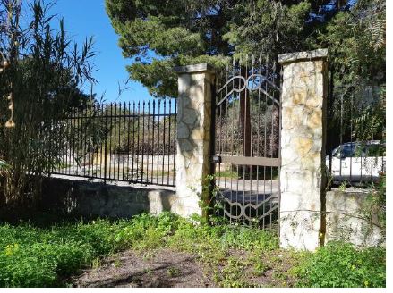 Villa bifamiliare di una elevazione fuori terra