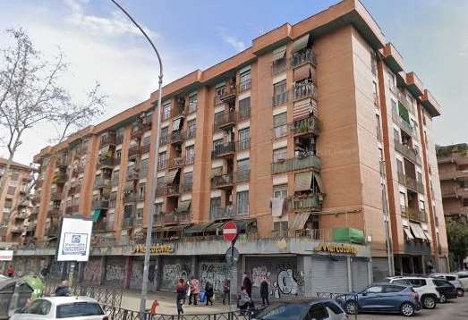 Locale commerciale con vetrine su via della Magliana. La distribuzione interna degli spazi è buona, l'appetibilità è elevata, considerando la posizione lungo la strada ad elevata vocazione commerciale, e la dotazione impiantistica e il livello finiture si considerano normali. Nel negozio ci sono ancora materiali, arredi e suppellettili dovute all'esercizio delle precedenti attività. Non sono state fornite certificazioni inerenti gli impianti, pertanto si presume la conformità degli stessi. Identificativi Catastali [N.C.E.U.] Unità Commerciale cat. C/1 foglio 807 part. 133 sub 502. Sup. mq catastali 425
